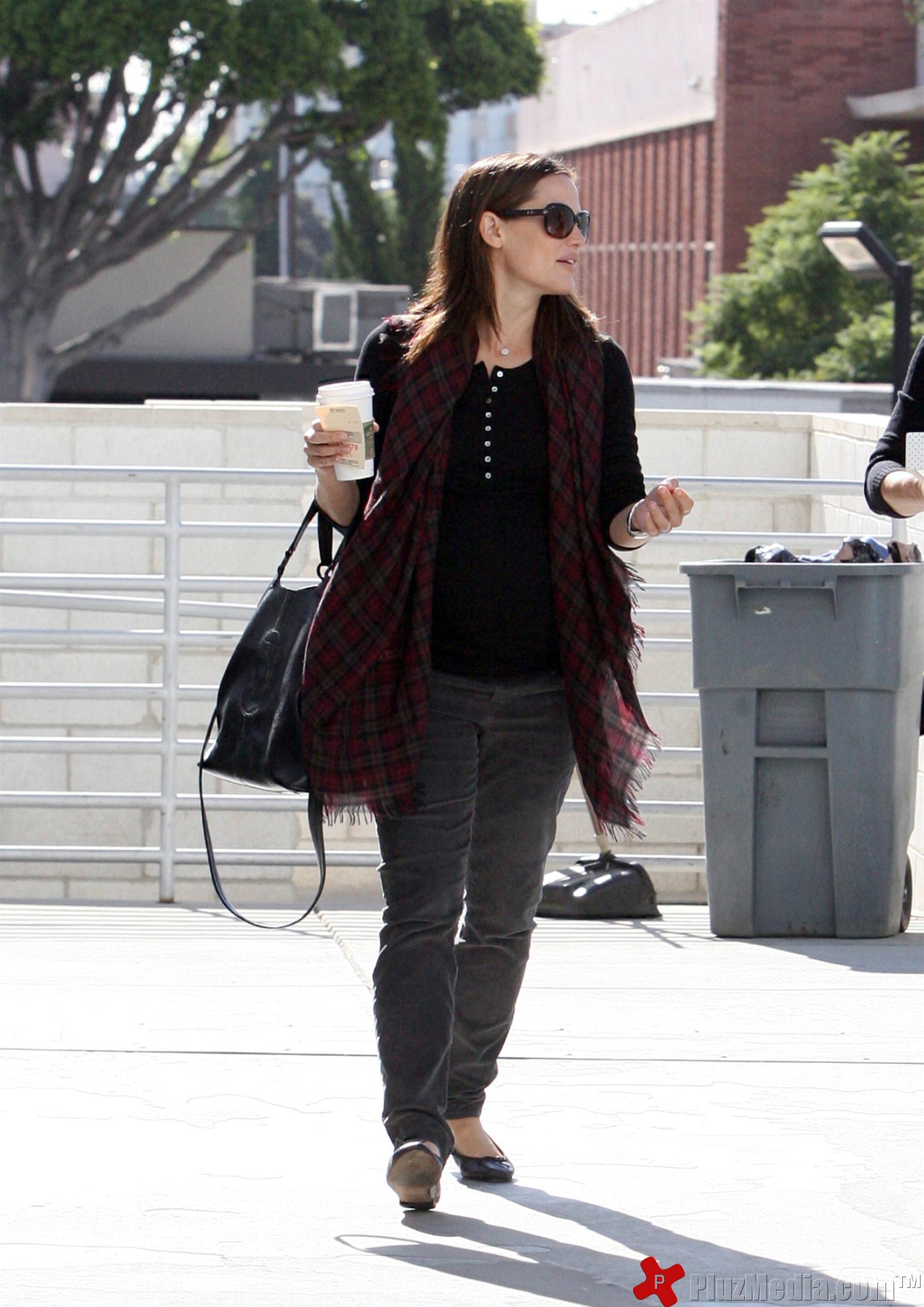 Jennifer Garner stops at Starbucks on her way to a hospital | Picture 93739